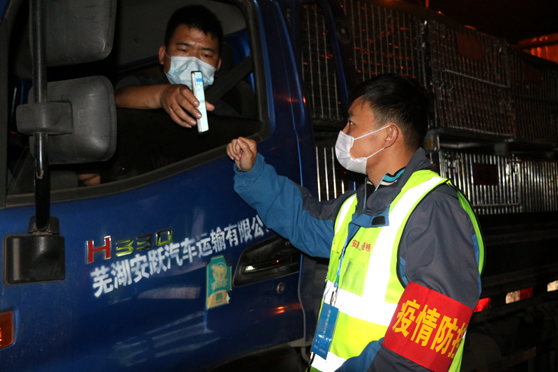 新一輪疫情發(fā)生后，安徽路橋迅速行動(dòng)，組織全體職工和勞務(wù)工人進(jìn)行全員核算檢測(cè)，筑牢疫情防控第一道防線。此外，還積極投身屬地疫情防控，踐行國(guó)企擔(dān)當(dāng)。