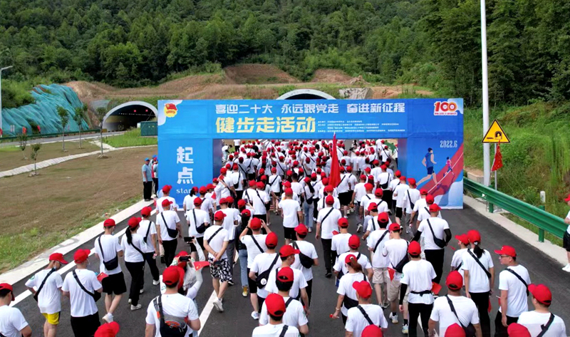 池州市團(tuán)委“喜迎二十大、奮進(jìn)新征程、永遠(yuǎn)跟黨走”健步走活動(dòng)在公司G318項(xiàng)目舉行6